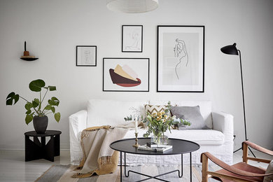 Inspiration för skandinaviska vardagsrum, med vita väggar och vitt golv