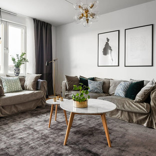 Inspiration för nordiska vardagsrum, med vita väggar, mellanmörkt trägolv och brunt golv