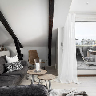 Inspiration för ett mellanstort skandinaviskt vardagsrum, med vita väggar, beiget golv och ljust trägolv