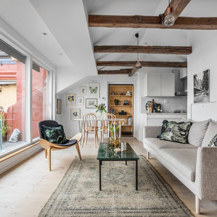 Inspiration för nordiska allrum med öppen planlösning, med vita väggar, ljust trägolv och beiget golv