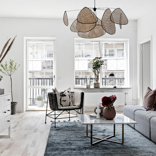 Inspiration för ett minimalistiskt vardagsrum, med vita väggar, ljust trägolv och beiget golv