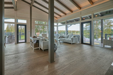 Foto de salón abierto tradicional grande con suelo de madera oscura y suelo gris