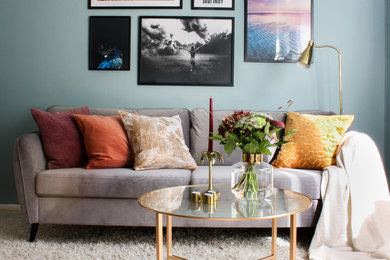 Exemple d'un petit salon scandinave fermé avec un mur bleu, moquette, un sol beige et éclairage.