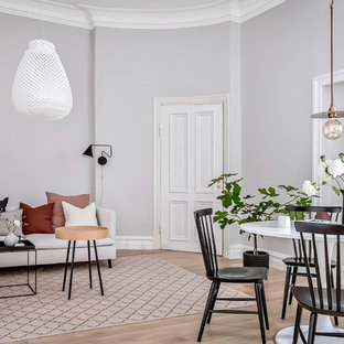 Idéer för mellanstora minimalistiska allrum med öppen planlösning, med grå väggar, ljust trägolv och beiget golv