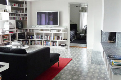 Foto på ett stort funkis vardagsrum, med vita väggar och en väggmonterad TV
