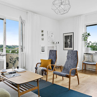 Idéer för ett mellanstort minimalistiskt allrum med öppen planlösning, med vita väggar och ljust trägolv