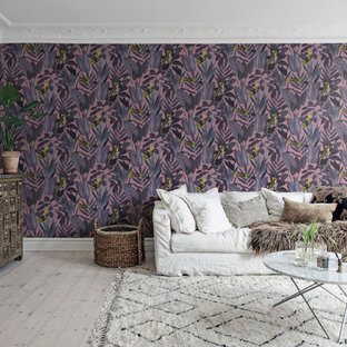 Minimalistisk inredning av ett vardagsrum, med lila väggar, ljust trägolv och grått golv