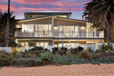 シドニーにある高級な中くらいなビーチスタイルのおしゃれな縁側・ポーチ (デッキ材舗装、張り出し屋根) の写真