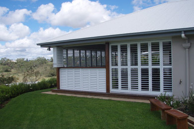 Große, Verglaste, Überdachte Moderne Veranda hinter dem Haus mit Dielen in Brisbane