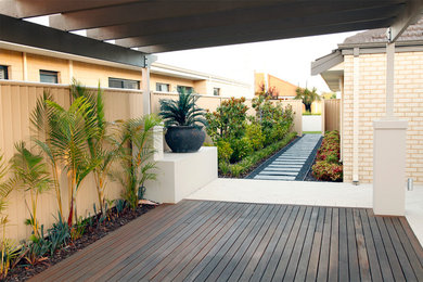 Diseño de terraza actual en patio trasero con pérgola