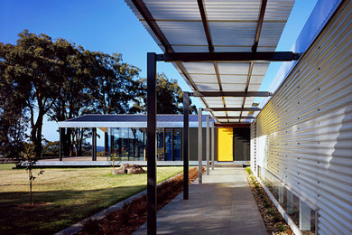Large contemporary veranda in Melbourne.