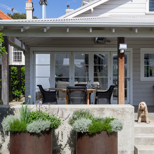 Esempio di un patio o portico moderno davanti casa