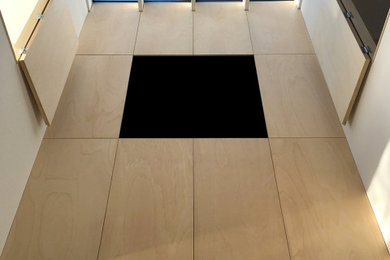 Foto de galería contemporánea pequeña sin chimenea con suelo de cemento, techo con claraboya y suelo gris
