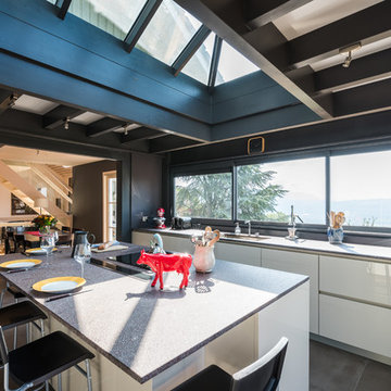 Ambiance chalet moderne dans cette cuisine installée dans une véranda