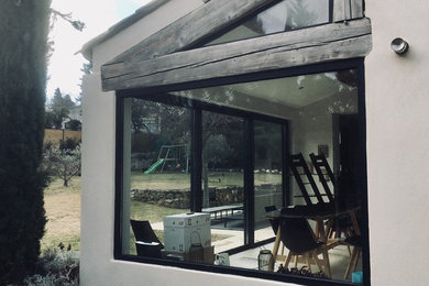 Esempio di una veranda minimalista di medie dimensioni con pavimento con piastrelle in ceramica, nessun camino, soffitto classico e pavimento beige