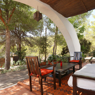 Idee per un grande portico mediterraneo davanti casa con un portico chiuso e piastrelle
