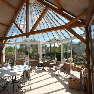 Inspiration pour une véranda traditionnelle avec un sol en carrelage de céramique et un plafond en verre.