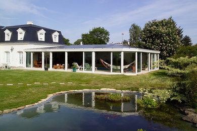 Immagine di una veranda classica con parquet chiaro, nessun camino, soffitto classico e pavimento bianco
