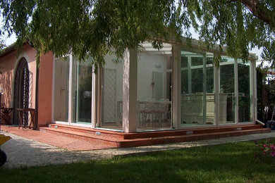 Esempio di una veranda design con soffitto in vetro