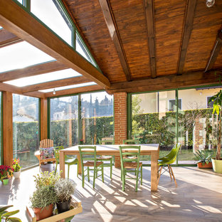 Foto di una veranda country con nessun camino, soffitto classico e pavimento marrone