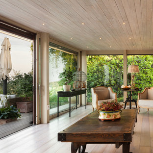 Ispirazione per una veranda design con parquet chiaro, soffitto classico e pavimento beige