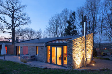 Mittelgroße Moderne Veranda hinter dem Haus mit Natursteinplatten in Sonstige