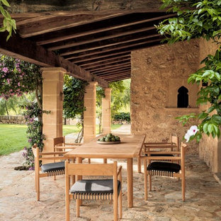 Mittelgroße, Überdachte Mediterrane Veranda hinter dem Haus in Stuttgart