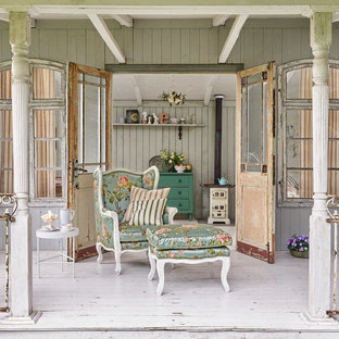 Mittelgroße, Überdachte Shabby-Chic Veranda hinter dem Haus mit Dielen in Sonstige