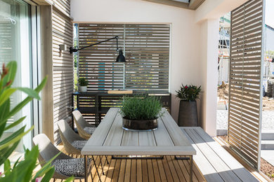 Mittelgroße Moderne Veranda mit Sonnenschutz in Köln