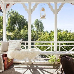Ispirazione per un portico stile shabby con pedane e un tetto a sbalzo