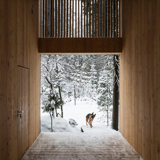 Immagine di un portico design di medie dimensioni e nel cortile laterale con un tetto a sbalzo