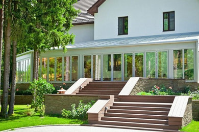 Modelo de terraza clásica renovada grande en patio lateral