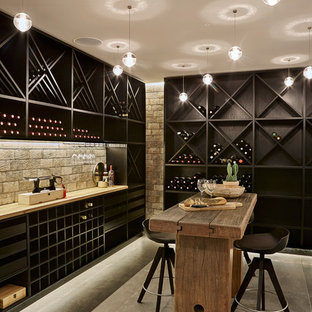 Inspiration pour une cave à vin nordique avec béton au sol et des casiers losange.