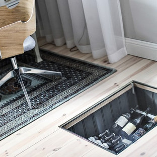 Minimalistisk inredning av en vinkällare