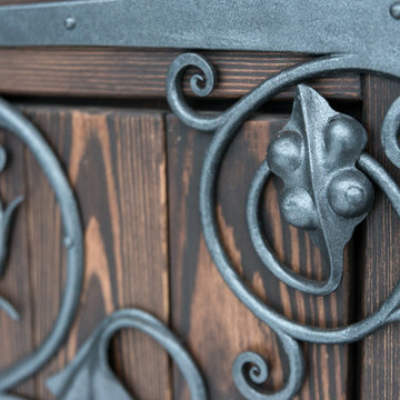 Декоративные кованные элементы и механический замок для двери в погреб