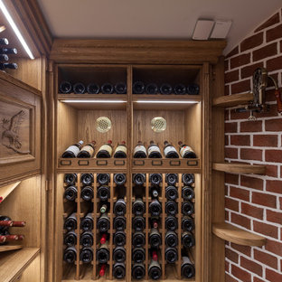 Aménagement d'une petit cave à vin classique avec un sol en carrelage de céramique, des casiers et un sol bleu.
