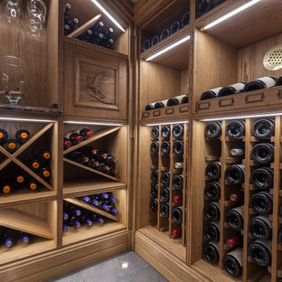 Idée de décoration pour une petit cave à vin tradition avec un sol en carrelage de céramique, des casiers et un sol bleu.