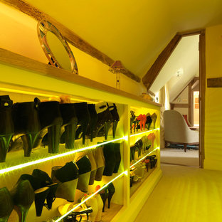 Idee per una cabina armadio per donna country di medie dimensioni con ante in stile shaker