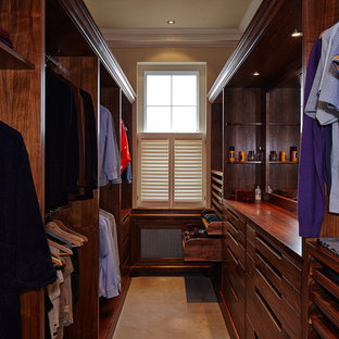 Idee per una cabina armadio unisex classica con ante in legno bruno e pavimento marrone