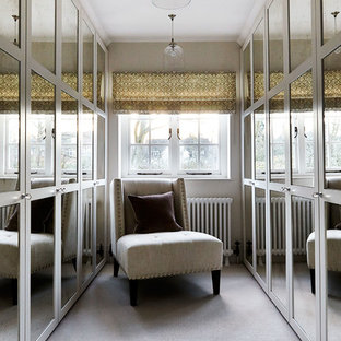 Foto di una grande cabina armadio tradizionale con ante con riquadro incassato, moquette e pavimento grigio