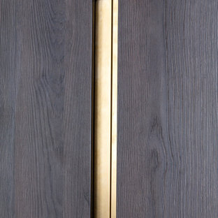 Idee per una cabina armadio minimal di medie dimensioni con ante lisce, ante in legno bruno, moquette e pavimento grigio