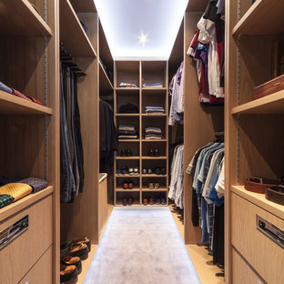 Idéer för att renovera ett funkis walk-in-closet för män, med öppna hyllor, skåp i mellenmörkt trä, heltäckningsmatta och grått golv