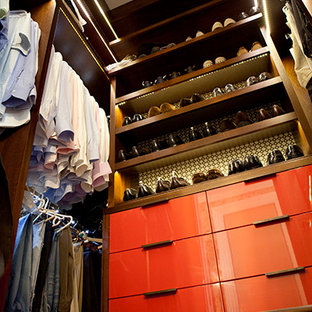 Foto de armario vestidor contemporáneo, de tamaño medio, con armarios con paneles lisos y puertas de armario de madera en tonos medios
