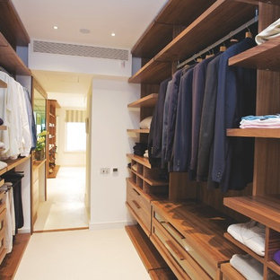 Modern inredning av ett walk-in-closet för män, med öppna hyllor och skåp i mellenmörkt trä