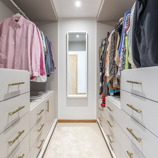 Foto de armario vestidor unisex, actual, pequeño, con armarios con paneles lisos, puertas de armario grises y moqueta