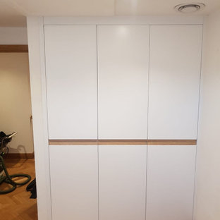 Imagen de armario unisex, moderno, de tamaño medio, con armarios con rebordes decorativos y puertas de armario blancas