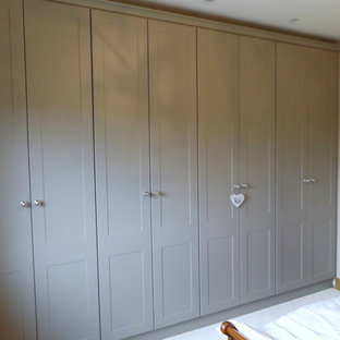 Esempio di un armadio o armadio a muro unisex minimal di medie dimensioni con ante in stile shaker, ante grigie e moquette