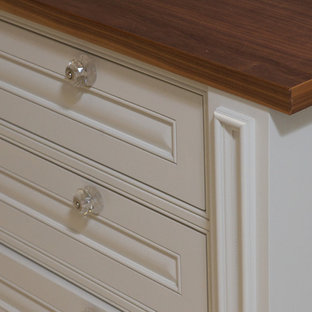 Modelo de vestidor de mujer, campestre, grande, con armarios estilo shaker, puertas de armario beige y moqueta