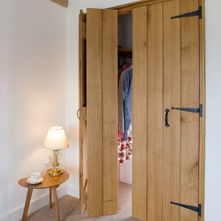 Idee per piccoli armadi e cabine armadio country con ante lisce, ante in legno scuro, moquette e pavimento beige