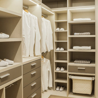 Idéer för ett mellanstort modernt walk-in-closet för könsneutrala, med öppna hyllor, bruna skåp, ljust trägolv och beiget golv